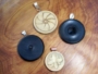 Piccoli oggetti in legno intagliato: medaglioni e pendenti Piccoli oggetti in legno intagliato: medaglioni e pendenti