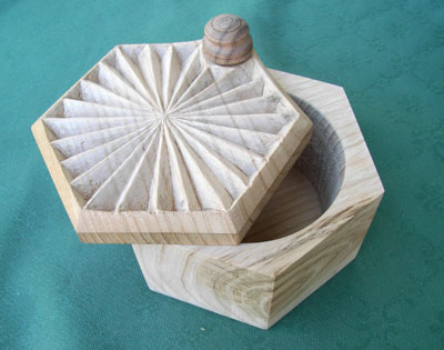 Intaglio manuale del legno. Oggetti in legno intagliato.